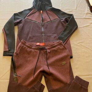 Nike Tech Fleece Tracksuit Set – Men’s Medium – Burgundy/Black